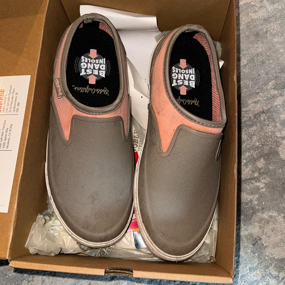 Women’s size 10 muds weekender slip on